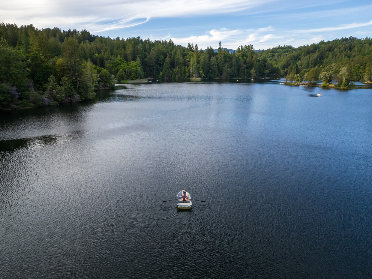 Aerial view of a rowboat at Lock Lomond. Photographed by Daniel Gorostieta