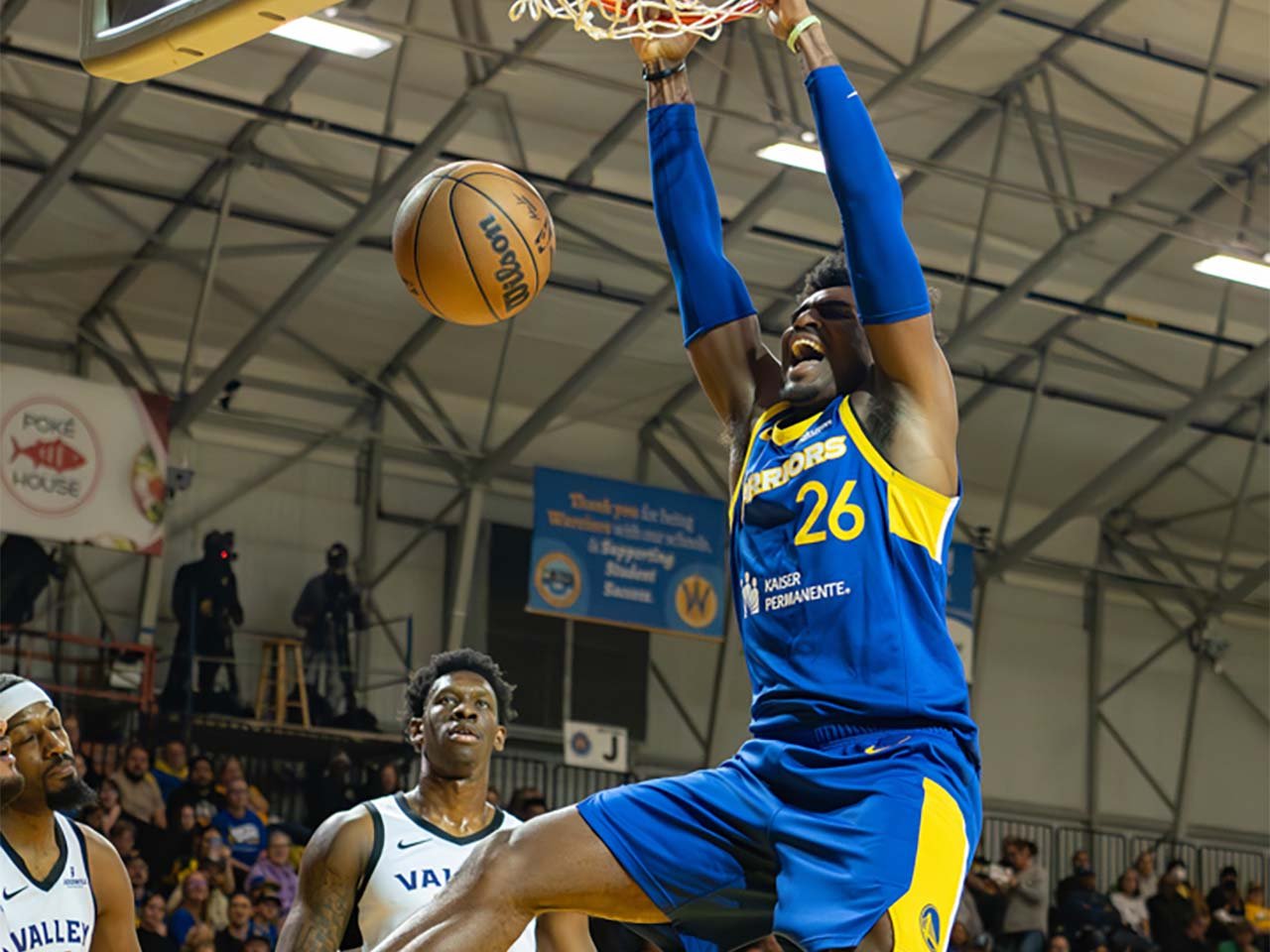 Santa Cruz Warriors basketball player scoring.