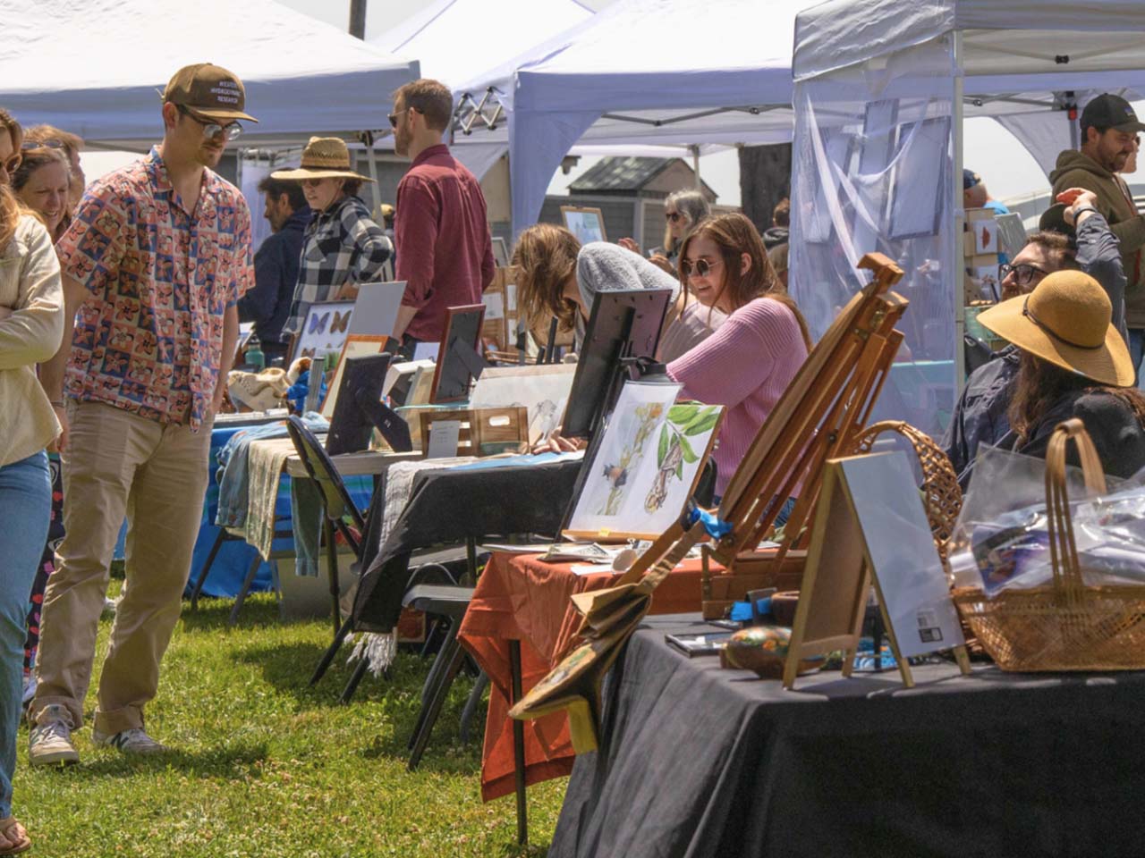 Outdoor art shoppers