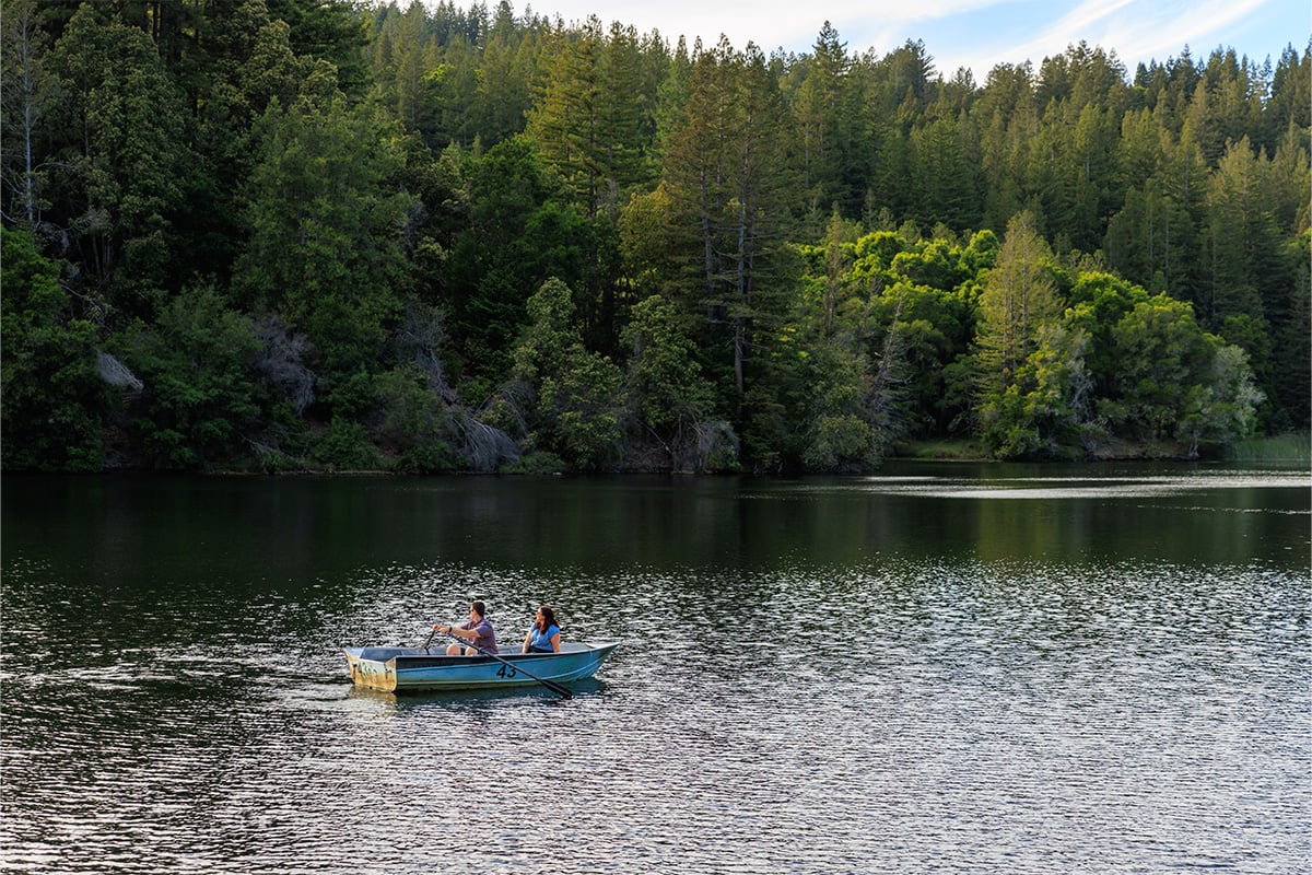 Two people in a rowboat at Loch Lomond. Photographed by Daniel Gorostieta